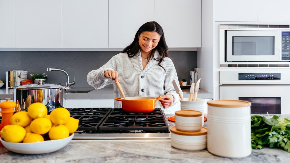 Cozinha bem iluminada com balcão prático e utensílios organizados
